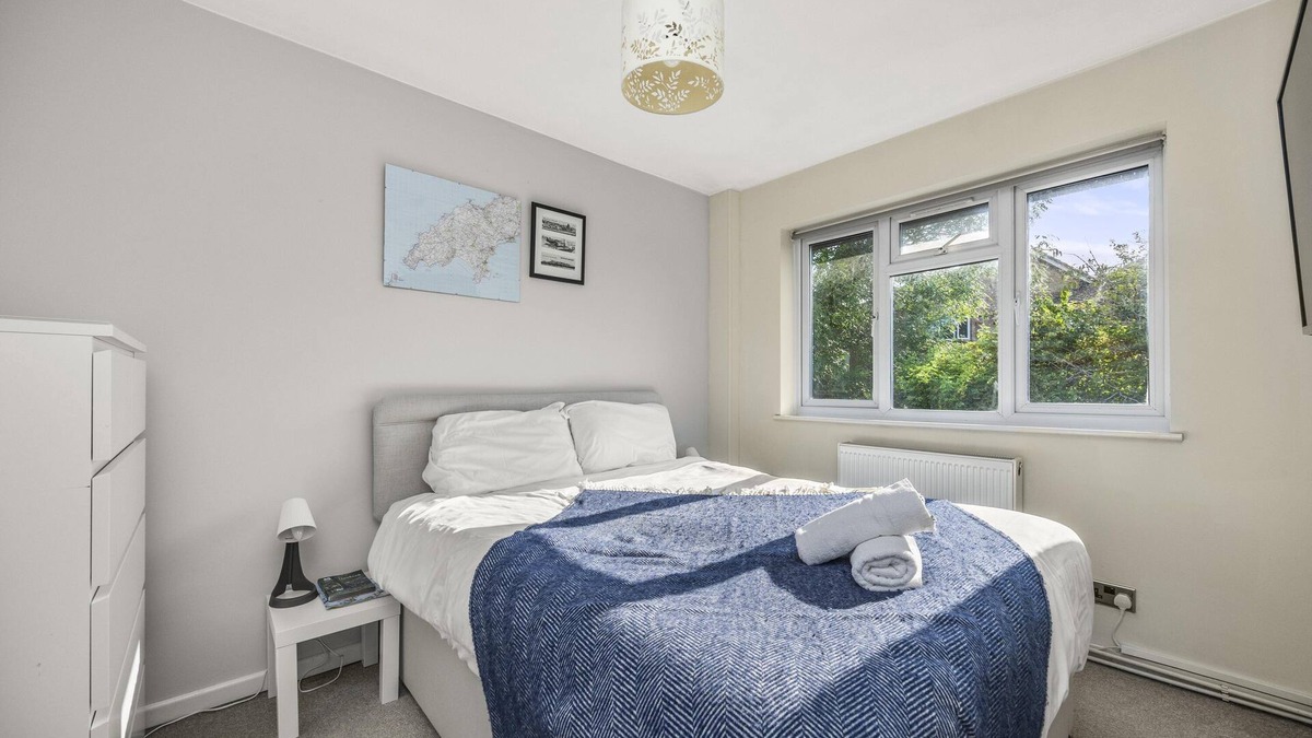 Broadbridge Heath House | Secret Garden with Free Parking