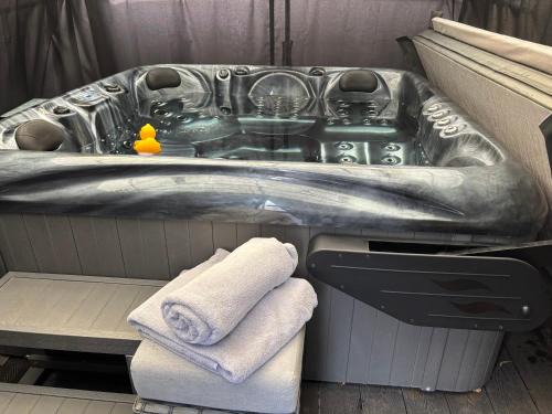 Bournemouth Apartment | Secret Gem 1 Bed Garden Flat Private Luxury Hot Tub