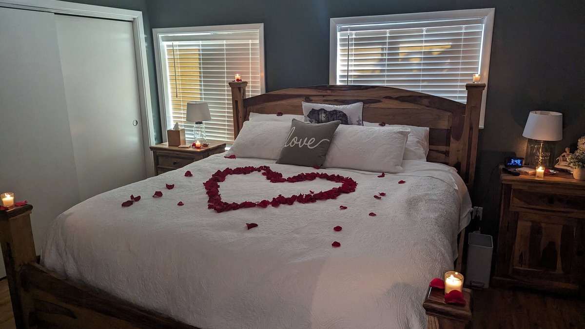 Bethel-Danebo House | Secret Safe Haven w/Sauna, Hot Tub & King-sized Bed-5 minutes from the airport!