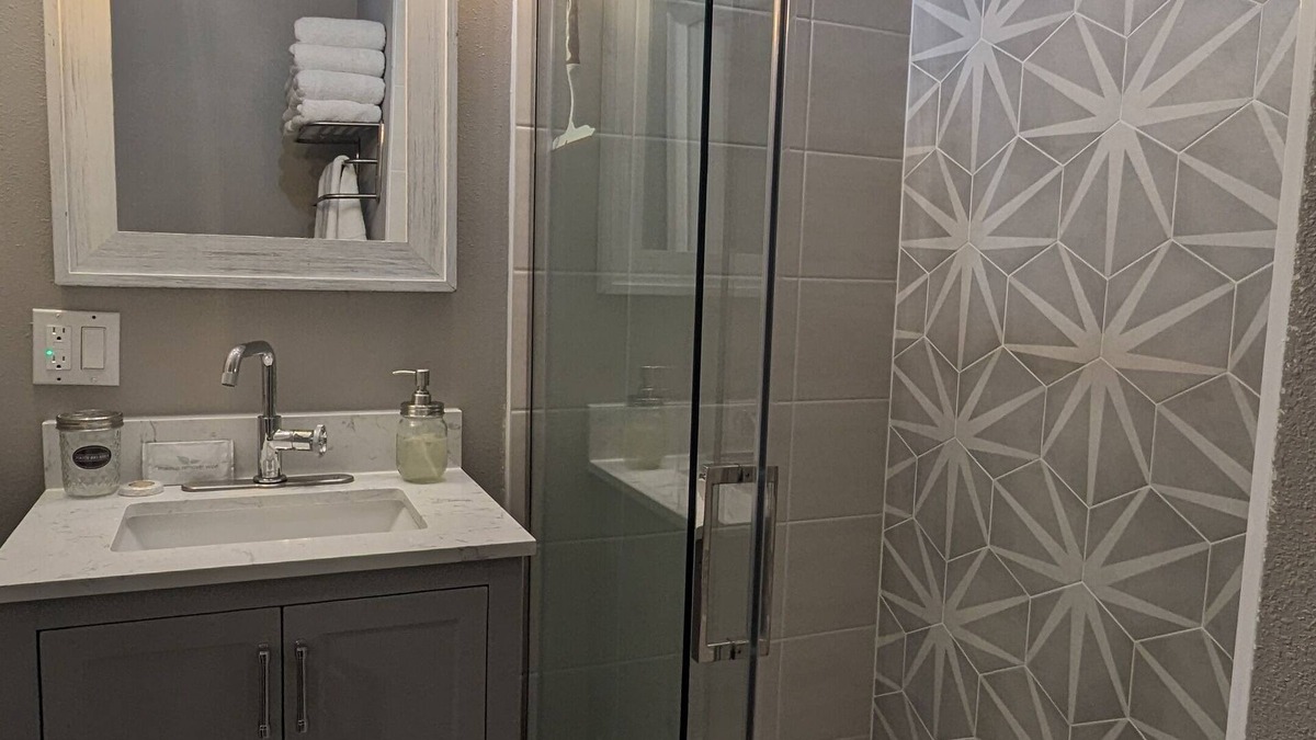 Bethel-Danebo House | Secret Spa-like Oasis w/Private Suite feat. Hot Tub, Sauna & King-sized Bed