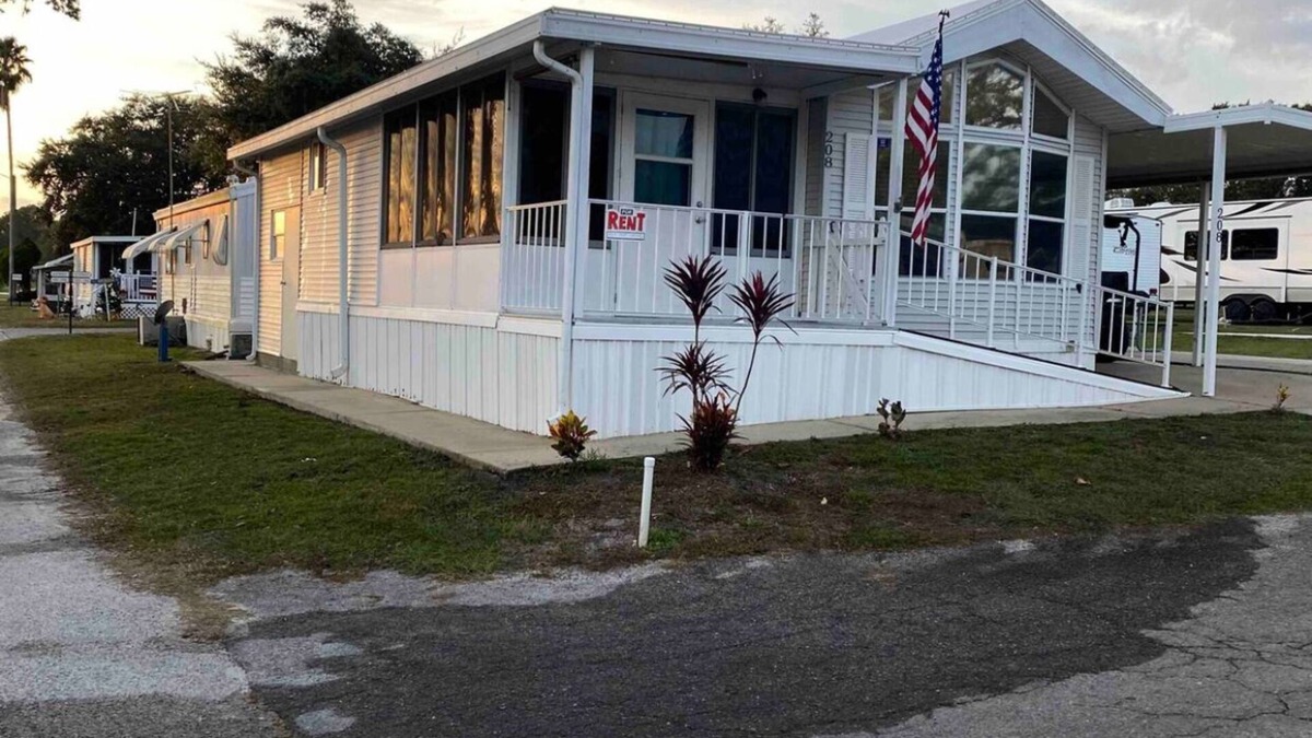 Clermont House | Secured Community w/3 pools, Golf. Lakes all around. 30 min from theme parks.