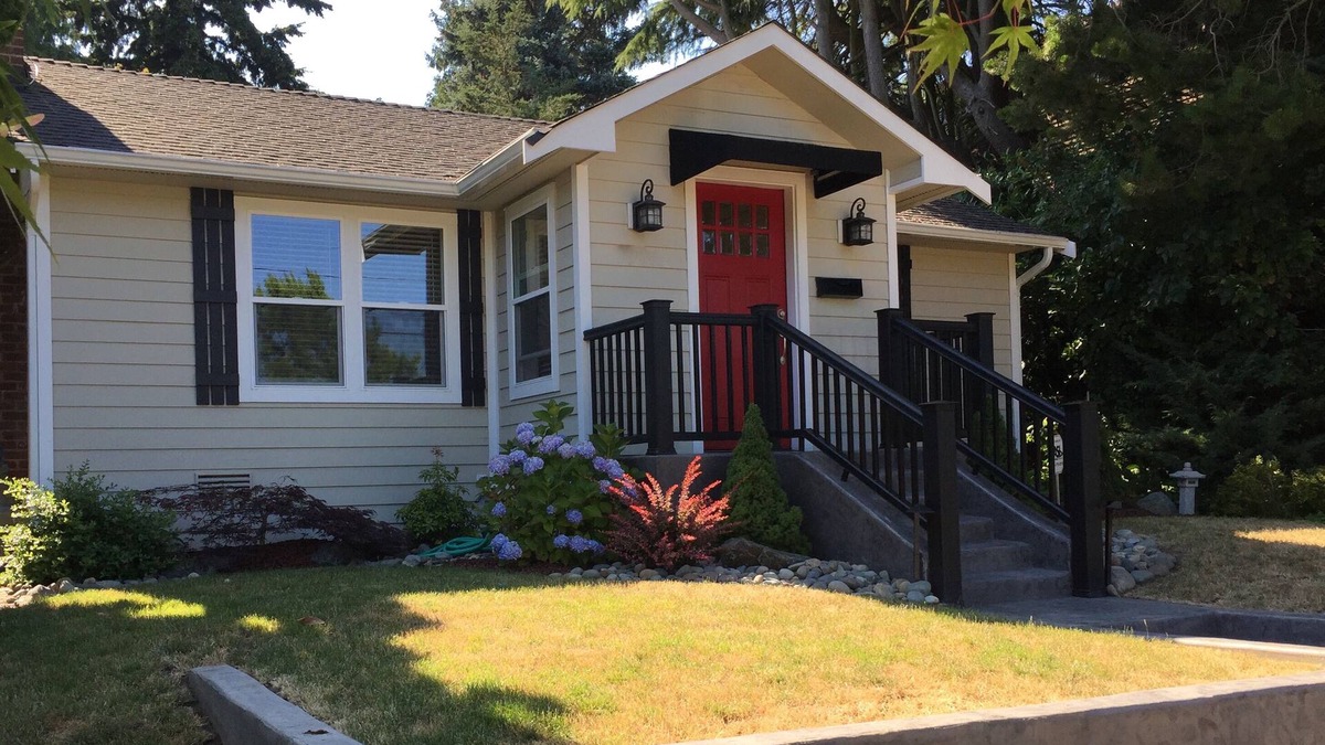 Lawton Park House | See All of Seattle ~ Sleep Six in Lovely Magnolia/Discovery Park House!