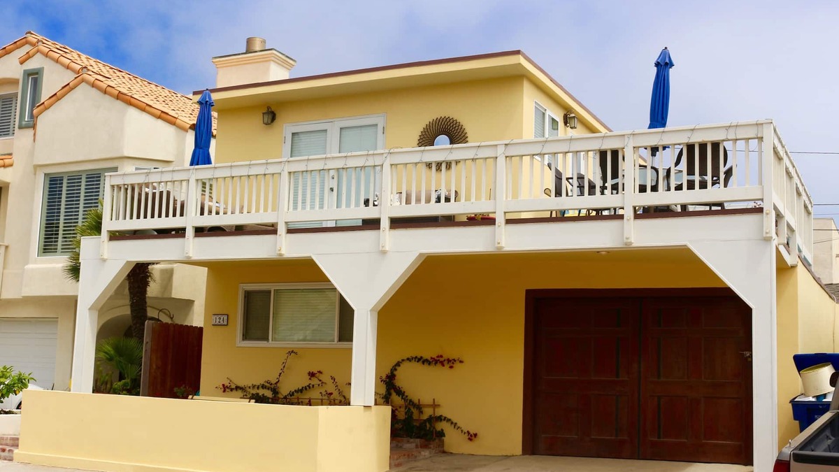 Silver Strand House | See and hear the ocean from this beautiful beach house steps from the beach.