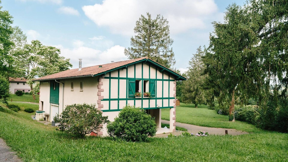 Saint-Jean-le-Vieux Apartment | See Promotion 2024! Domaine du Lac d'Harrieta: Your vacation in the Basque Country.
