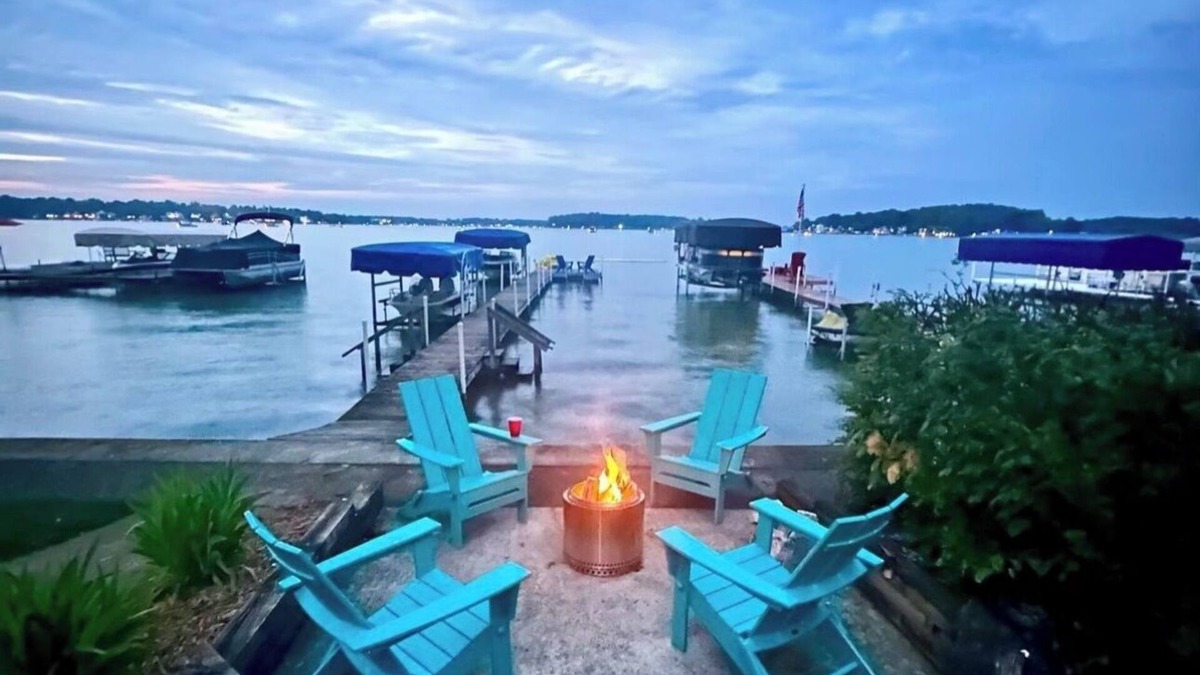 Cassopolis House | See the Diamonds Sparkle on the Lake. Enjoy your family memories for a lifetime.