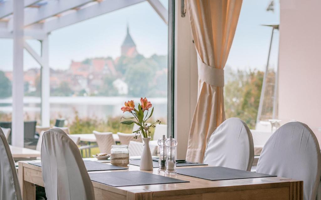 Moelln Hotel | Seehotel Schwanenhof