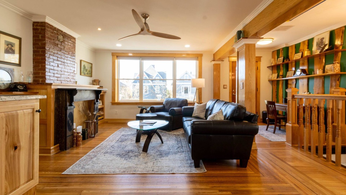 Front Park Apartment | Seeing is Billieving! Look at this luxury 2BR