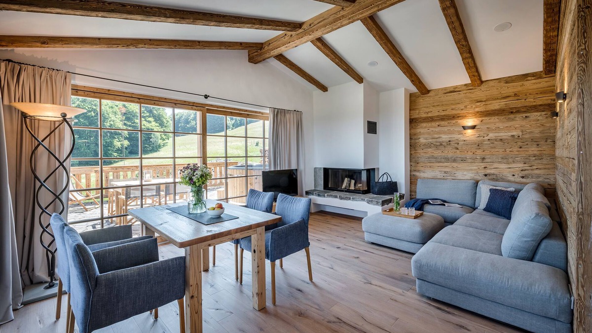 Frasdorf Apartment | Seeleben-chalet-suite 100qm, 2 Schlafzimmer, Wohnraum mit Küche, Kamin und Bad mit Sauna, Terrasse mit Whirlpool