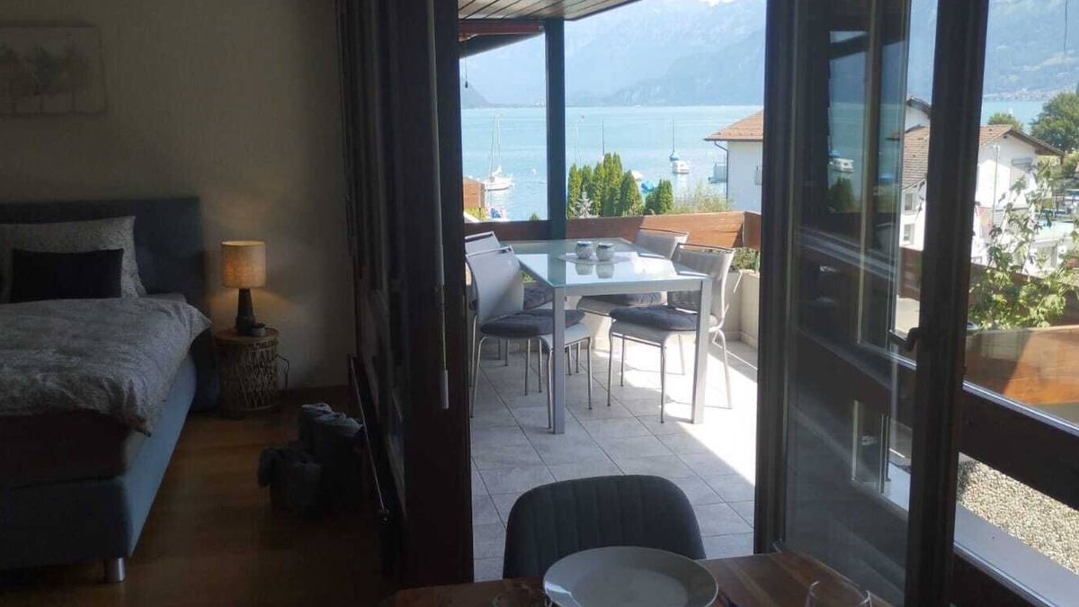 Faulensee Apartment | Seesicht 20min zur Cloy Pier crash landing on younn