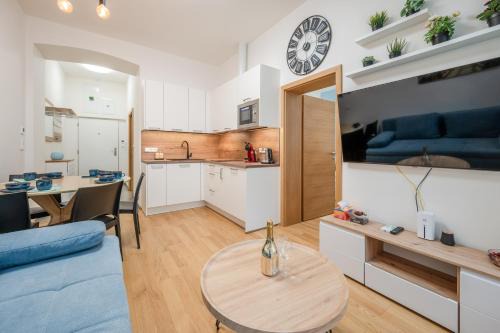 Zizkov Apartment | Seifertova Apartments by Willstay