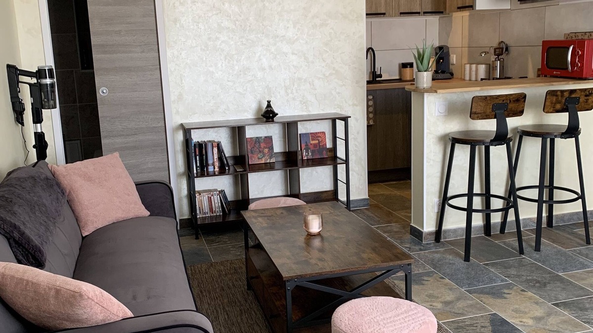 L'Abergement-Sainte-Colombe Apartment | Self-contained apartment with garden and swimming pool