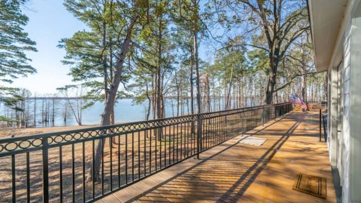 Avinger House | Selah Resort: Lake House with Airstrip