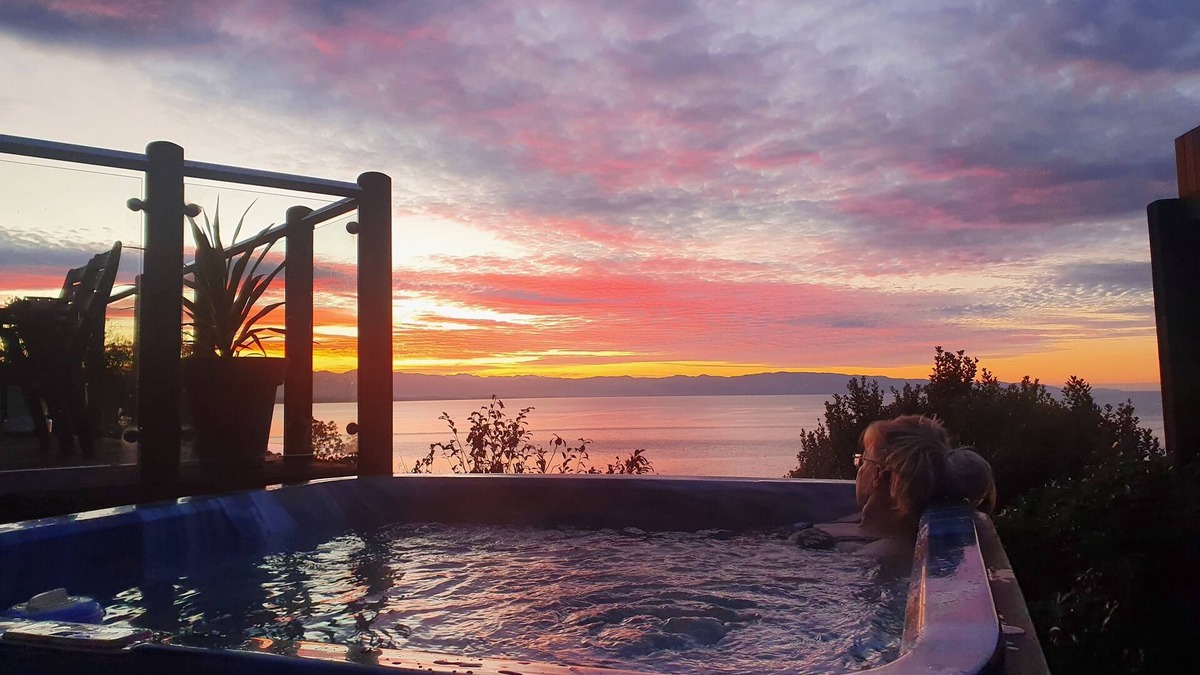 Tahunanui House | Selah Retreat - Peaceful with a stunning view!