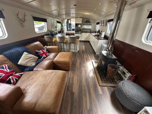 Runnymede Boat Rental | Selene Unique Luxury Houseboat Experience