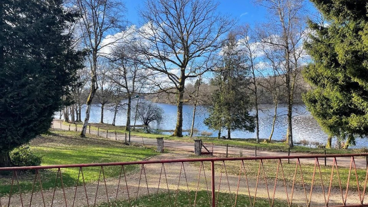 Moux-en-Morvan House | Self-catered house with view over the lake of Settons, quiet touristy road