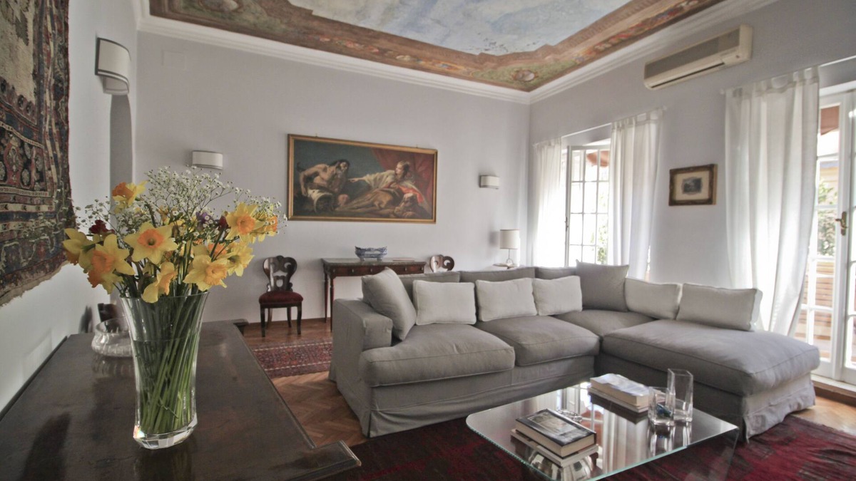Rione III Colonna Apartment | Self Catering Apartment Roman Penthouse