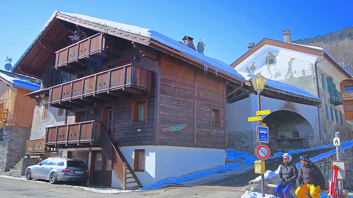 Chandon Ski Chalet | Self Catering Chalet NIKITA ideal for 2 or 3 families - good access to lifts