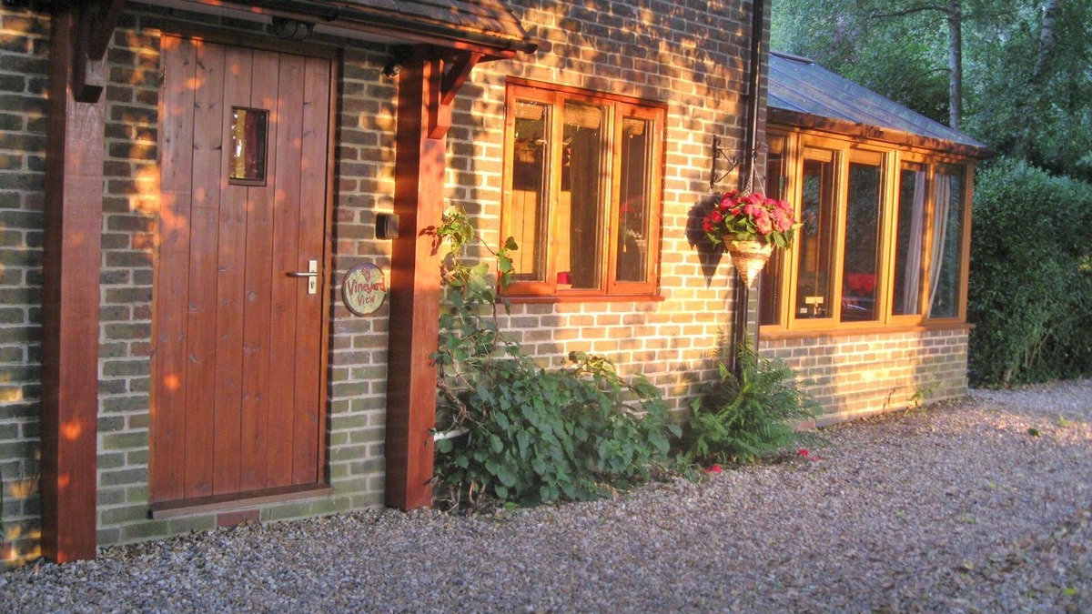 Boxgrove Apartment | SELF CATERING en-suite STUDIO APARTMENT ACCOMMODATION