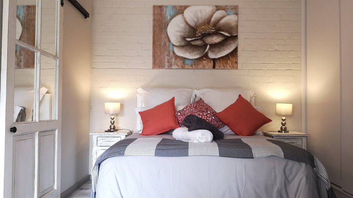 Plumstead Apartment | Self Catering Fully Equipped Cottage set in a leafy suburb