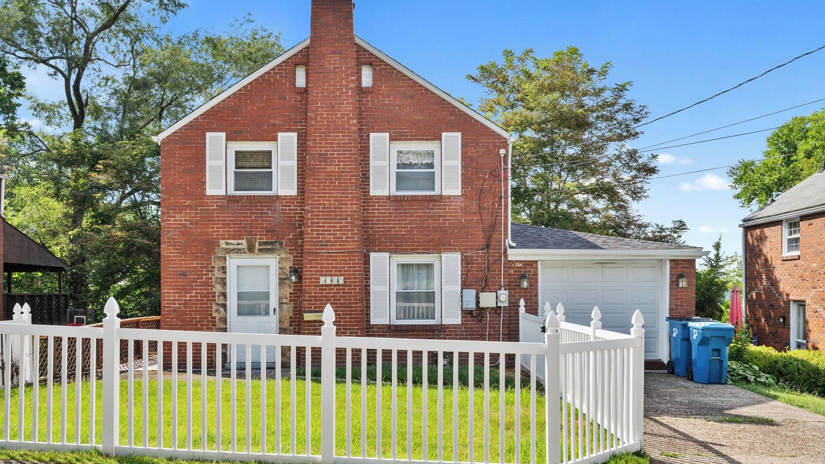 Verona House | ✰Self Check-In✰Backyard✰Decks✰Full Kitchen✰W/D✰Smart TVs✰FREE Parking✰Cozy Beds
