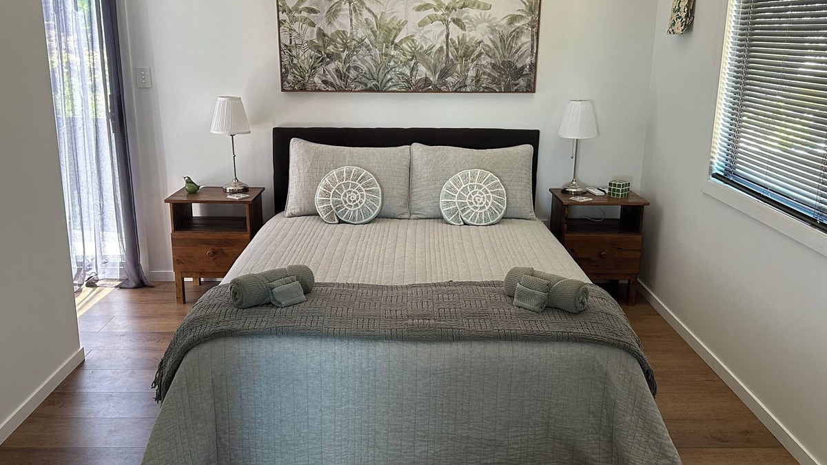 Kooralbyn Apartment | Self Check In, getaway with stunning views of Boomerang Lagoon and Mt Kooralbyn.