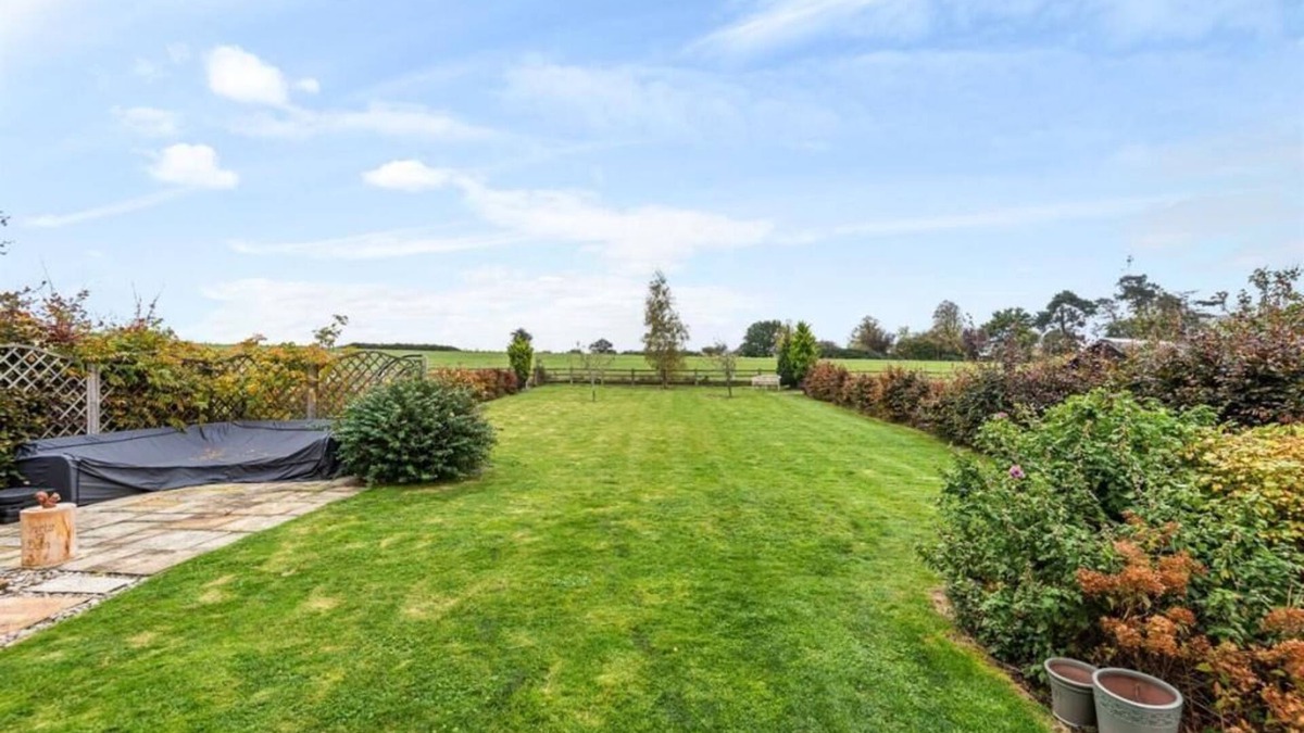 Lavendon House | Self-Contained Annex Peaceful Village Setting with Fields Behind. Pet friendly!