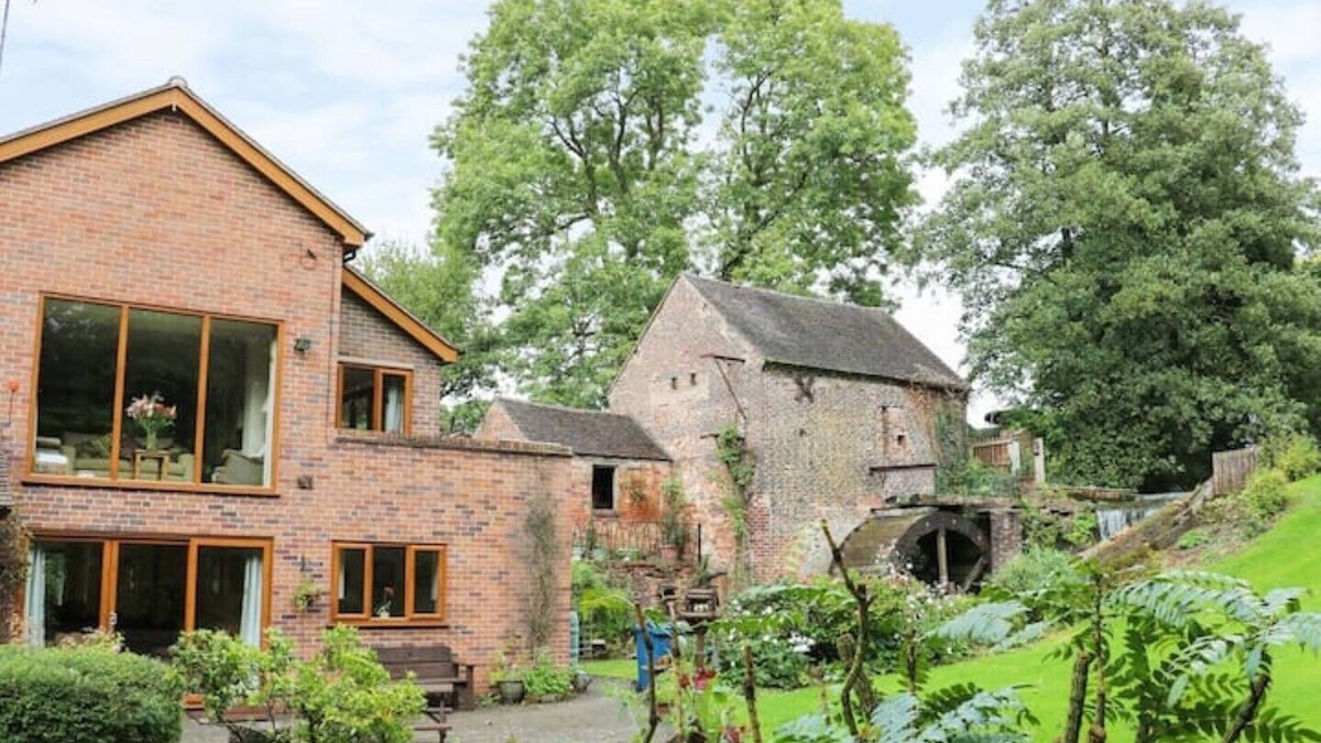 Moddershall Apartment | Self Contained Annexe, Watermill Views, Log Burner
