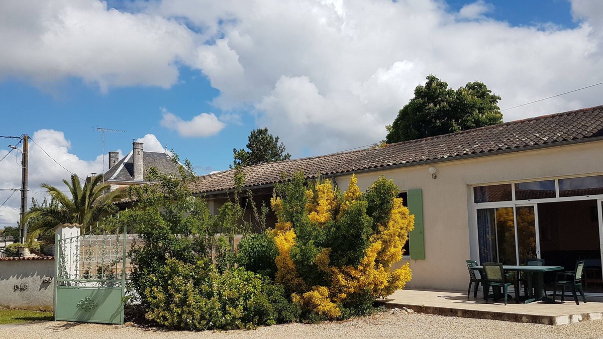 Gemozac House | self-contained apartment, sleeps 4 Breakfast and lunch available