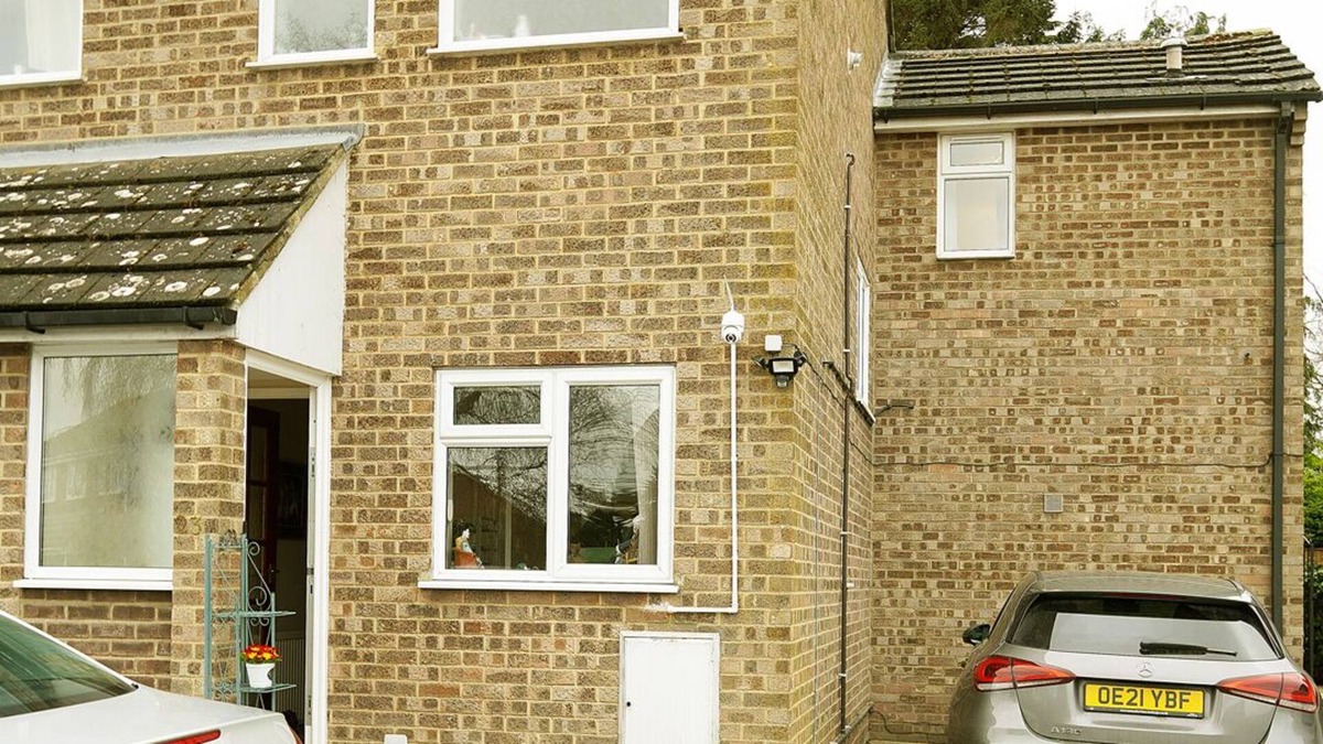 Wantage Apartment | Self contained cosy Annexe, with patio, and privacy guaranteed.