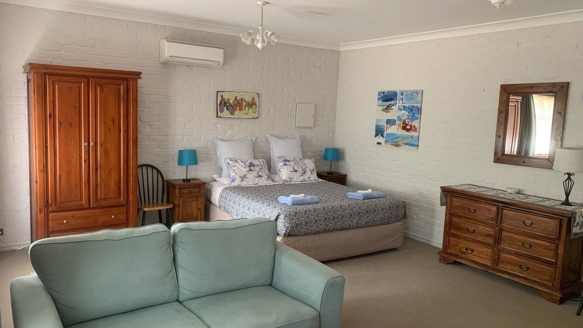 Carramar Apartment | Self contained fully equipped 1 bedroomed studio on exclusive rural estate.