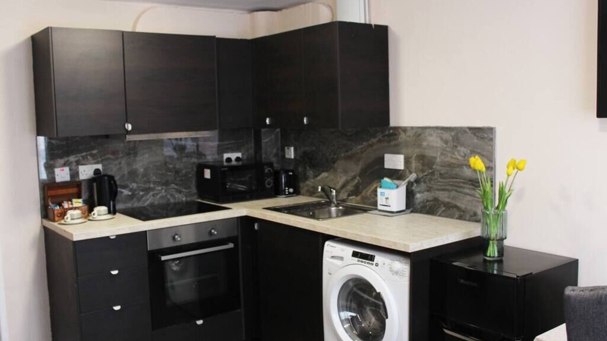 Eltham West House | Self-contained guest suite