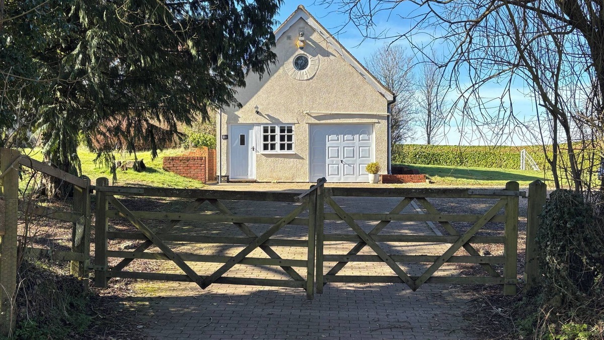 Marlborough Cabin | Self contained lodge with full amenities in Great Bedwyn near Marlborough