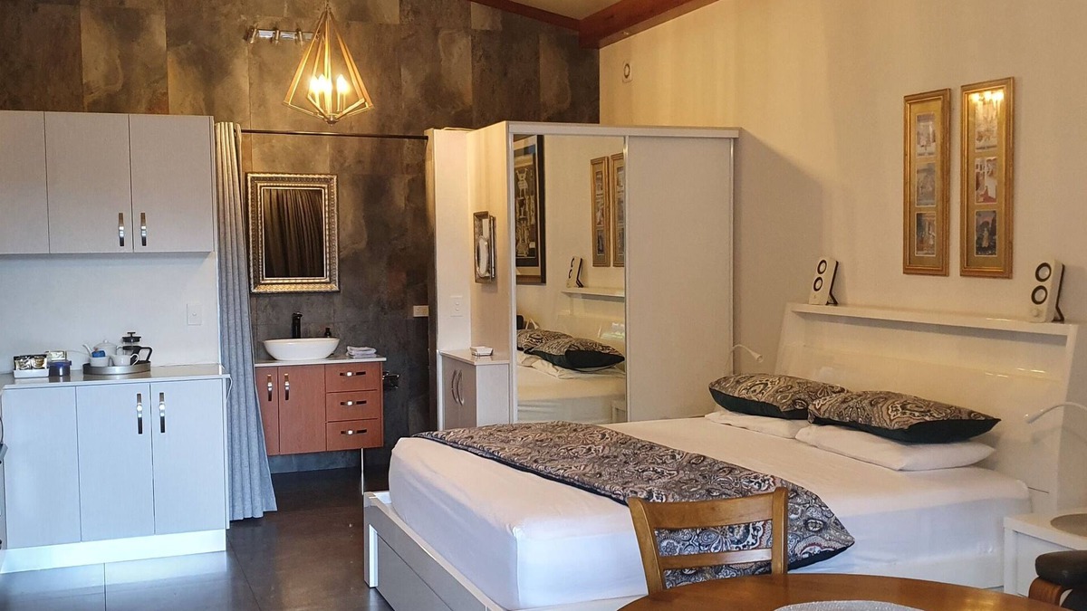 Smithfield House | Self contained studio guest house, pool, great location Smithfield, Cairns