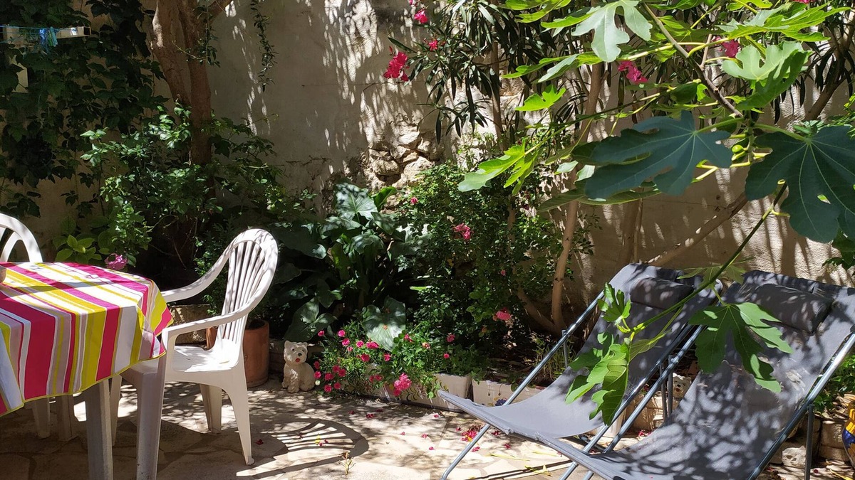 Tarascon Apartment | Self-contained studio with terrace on the first floor of a Provencal house