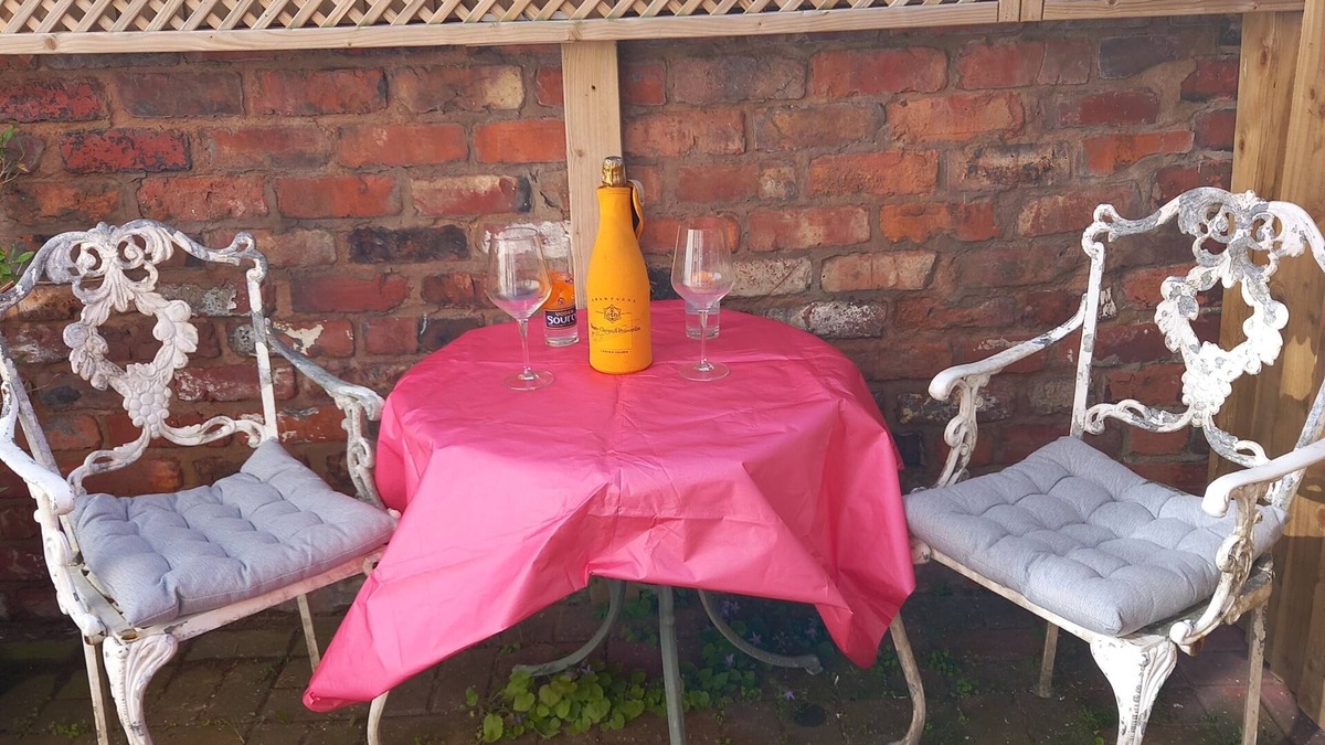 Hoylake Apartment | Self-contained Stunning Annex/cottage, with parking + a south west courtyard.