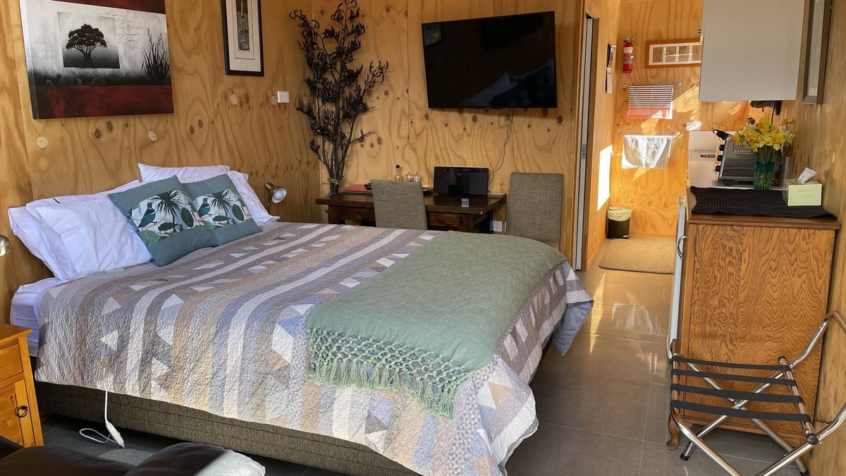 Motueka Apartment | Self contained unit. By the beach and golf course only 2.2 kms to town centre