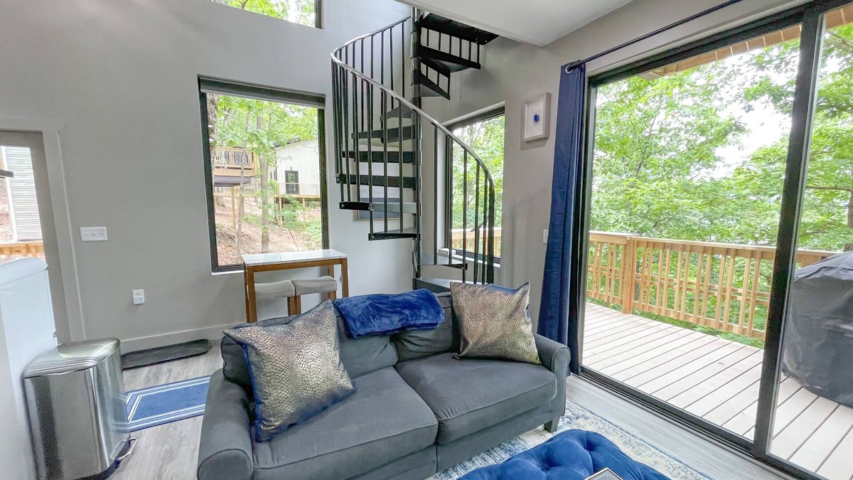Rocky Mount Cottage | Selina @ Cobblepot Cottages - Cozy Treehouse for 2 with Amazing Views!