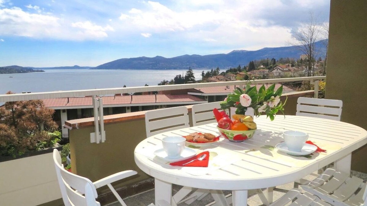 Susello Apartment | Selva 1 lake view apartment in Ghiffa with pool