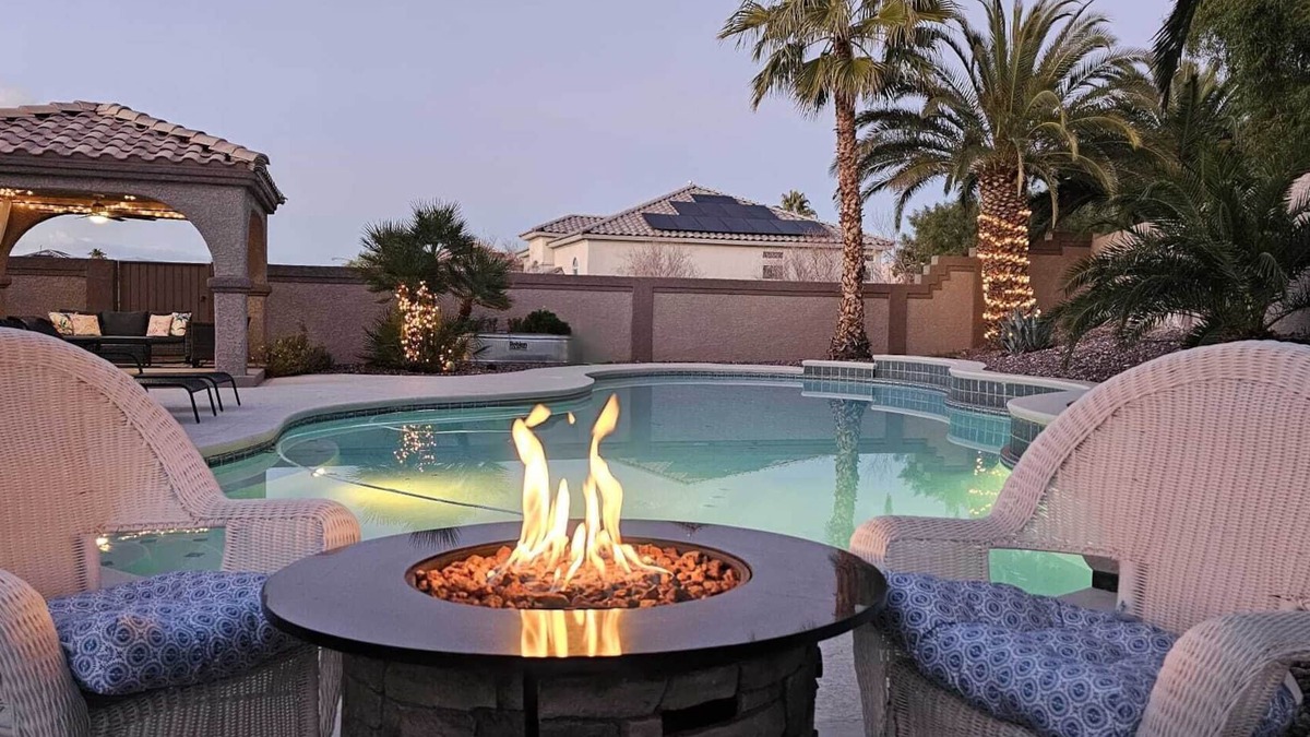 Green Valley North House | SEMA close, LUXURY HOUSE, 5 Bedroom, GIANT Pool, 1/4 Acre, 65-85" TV, 500mbpWIFI