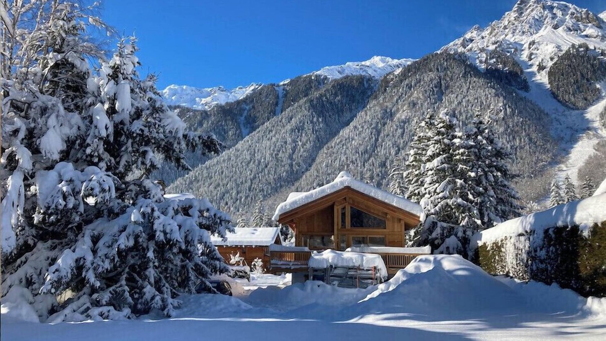 Les Praz-de-Chamonix Ski Chalet | Semi Detached Chalet For 8 With Balcony & Garden