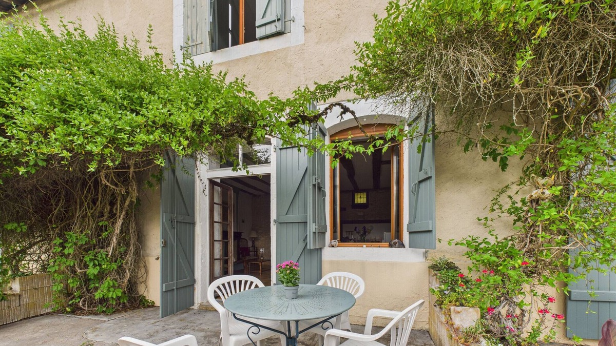 Montignac House | Semi-detached cottage, 4 adults 1 child, pool