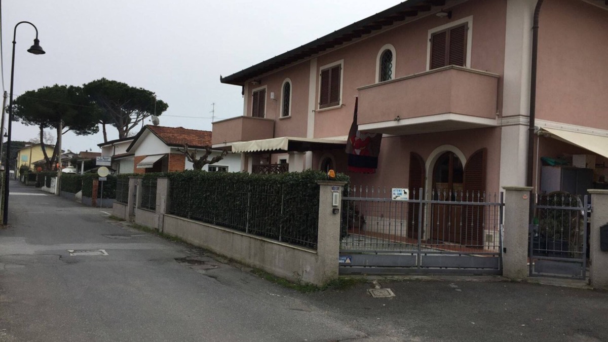 Cinquale Apartment | Semi detached villa on two floors for 4 persons, terrace for meals outside and private parking. In a