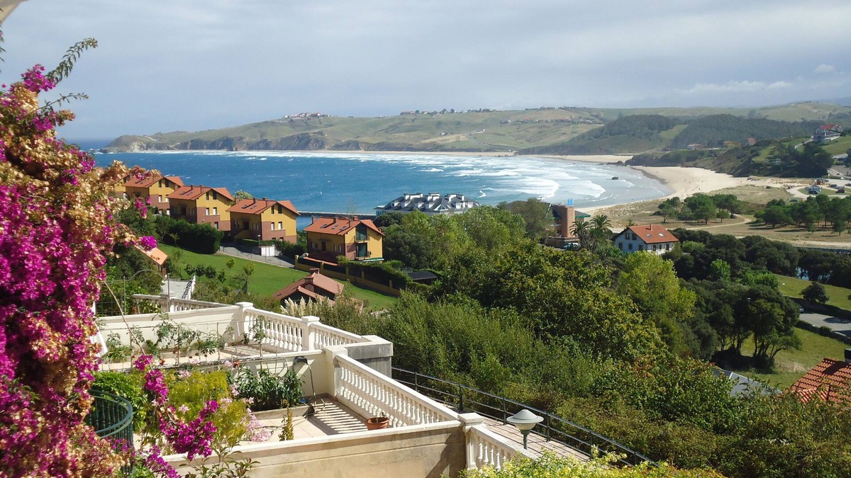 San Vicente de la Barquera House | Semi-detached house with private garden and spectacular views over bay and beaches