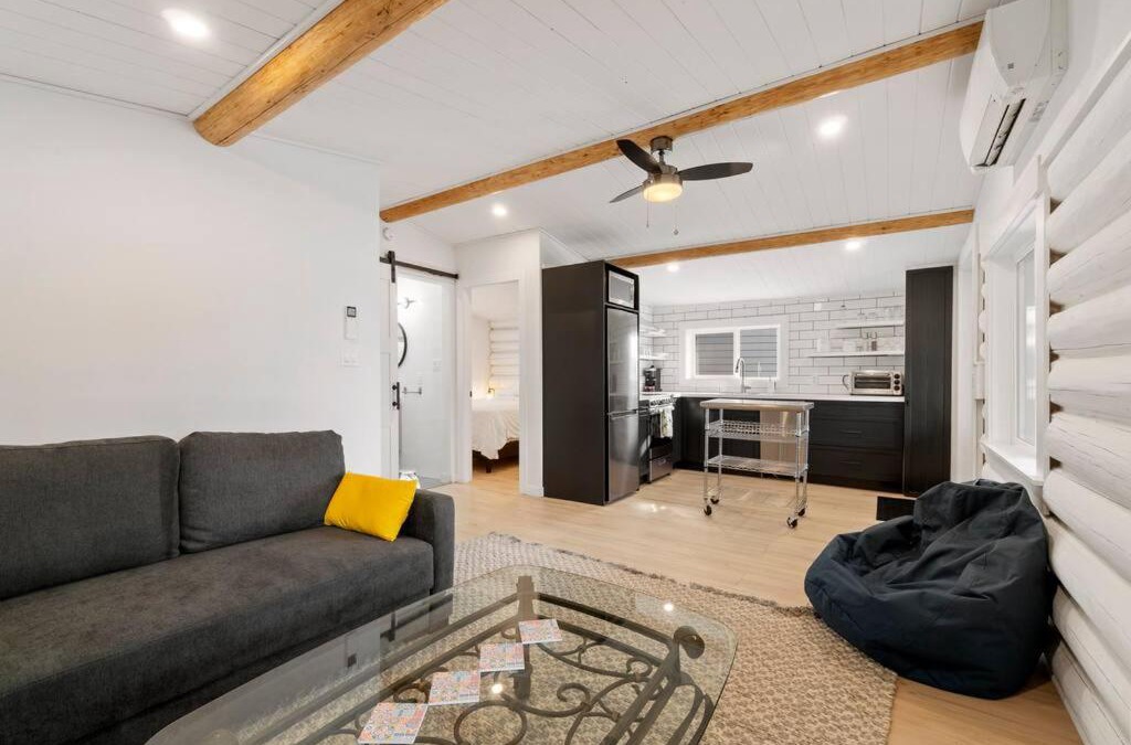 Blind Bay Ski Chalet | Semi-waterfront log cabin w private beach and buoy