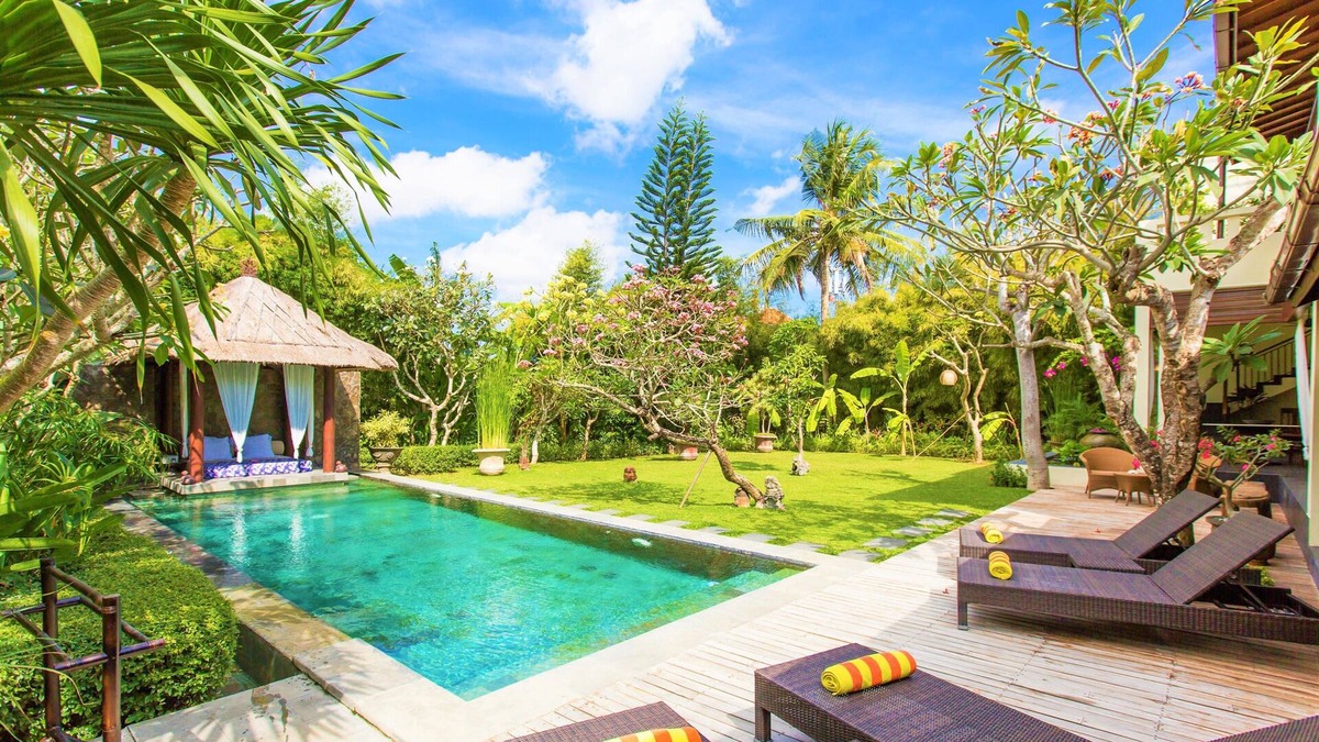 Seminyak Villa | Seminyak Mixed Modern and Traditional Villa with Turquoise Pool