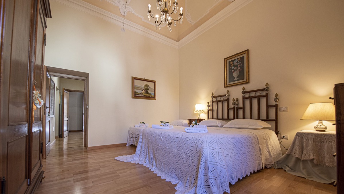Capestrano House | Senator House - The Green Room