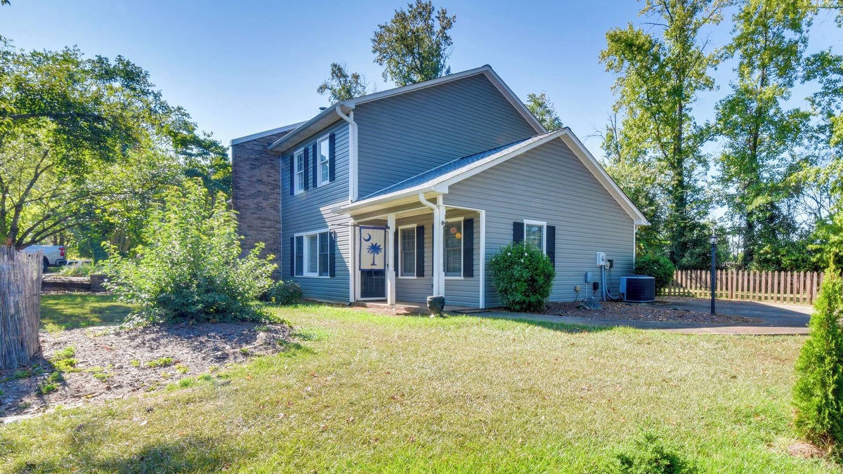 Seneca House | Seneca Escape w/Screened Patio: Near Lakes!