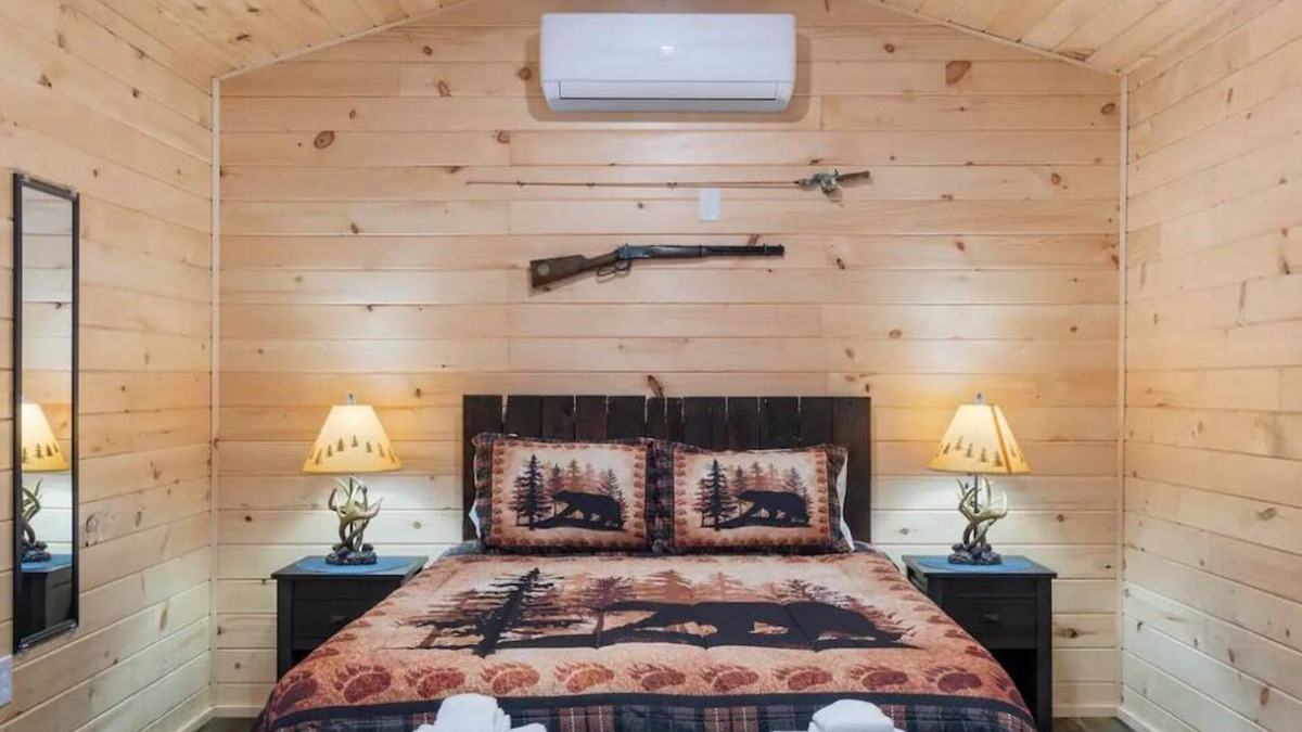 Geneva Cabin | Seneca Hideaway/Rustic Hunter’s cabin/Hot Tub