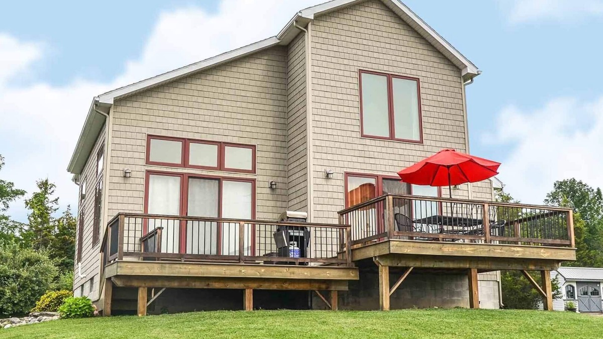 Oaks Corners Cottage | Seneca Knoll:"Gorgeous Custom-built Home with Seneca Lake Views"