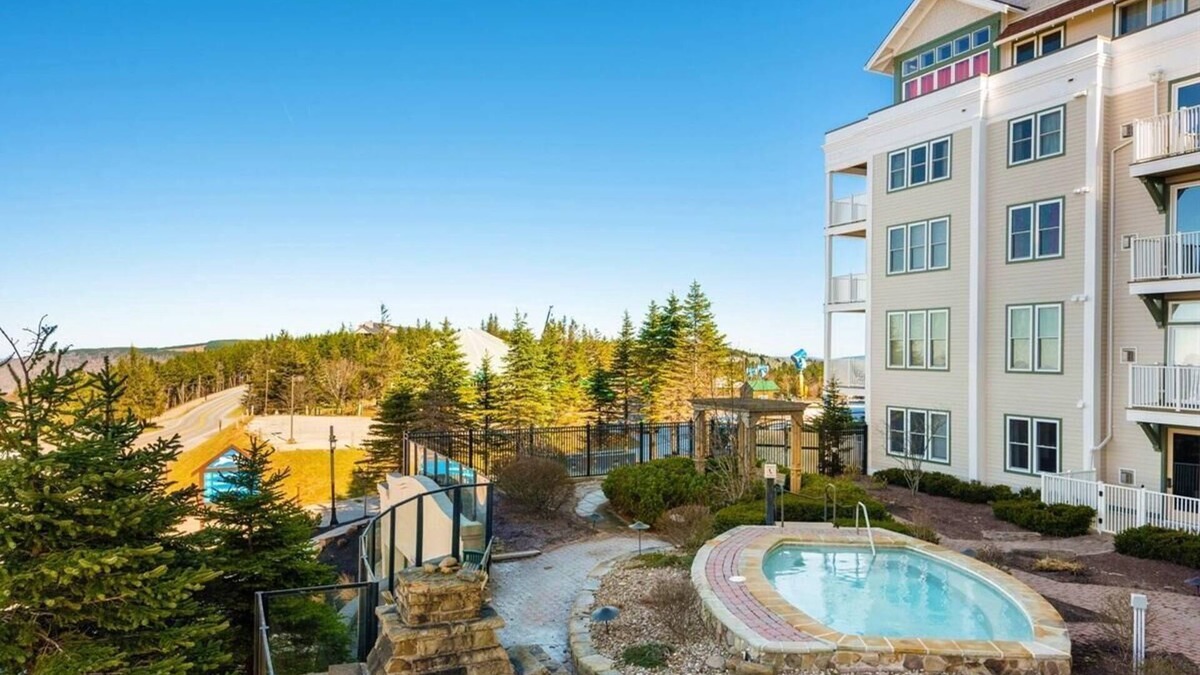 Snowshoe Apartment | Seneca Lodge in Snowshoe Village - Steps to Ski Slopes